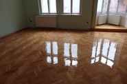 Čerstvě renovovaná podlaha (lak)